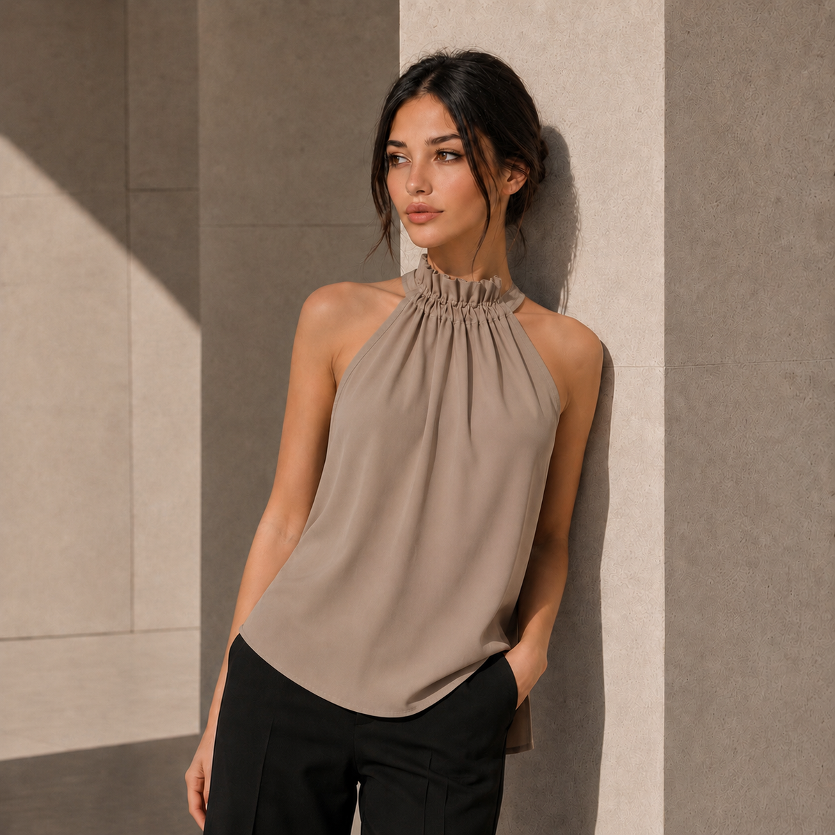 Blusa Helena beige de hombros descubiertos, vista de medio cuerpo