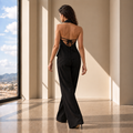 Blusa Livia negra halter con pantalón negro, look de cuerpo entero