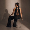 Blusa Nara negra halter, look sentada