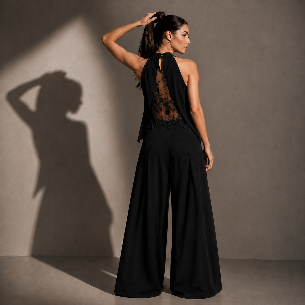 Blusa Nara negra halter con encaje, imagen de producto