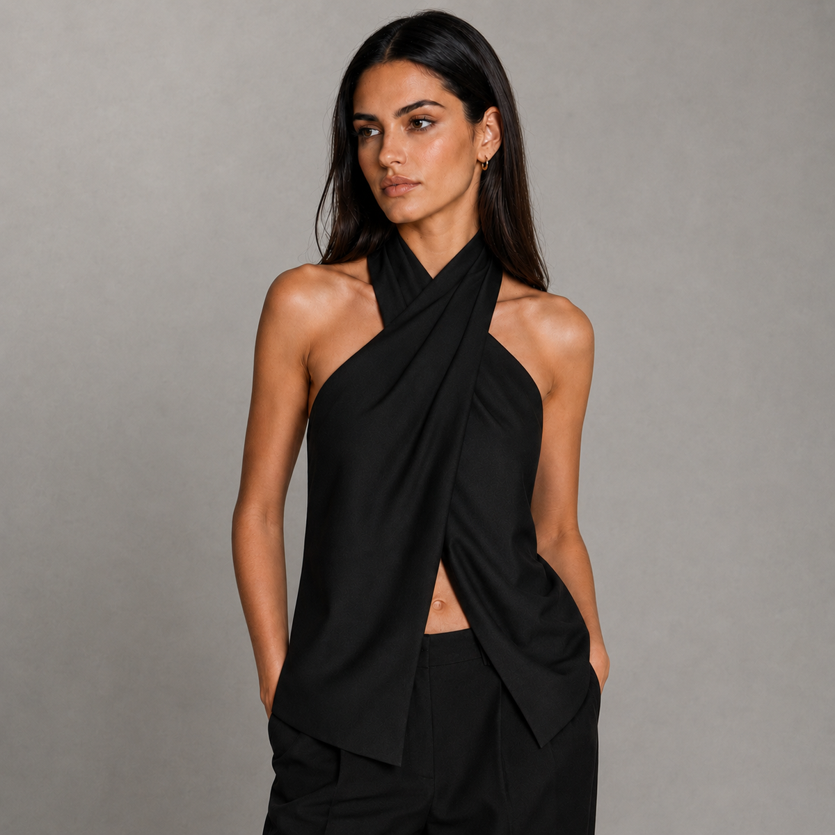 Top Syros negro halter, vista de medio cuerpo