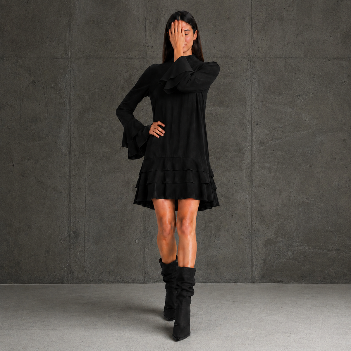 Vestido Amalfi negro de manga larga, imagen editorial